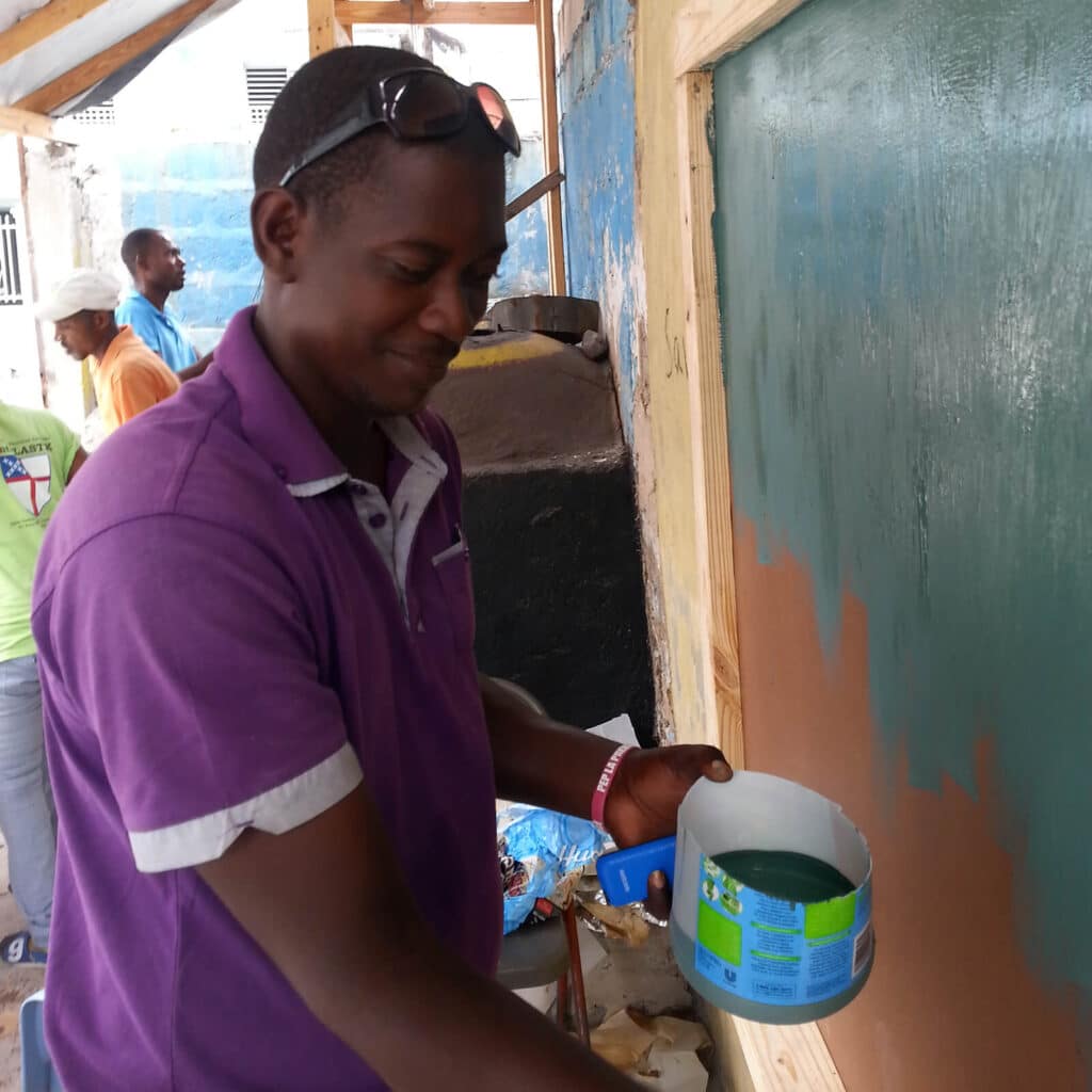 RAB_GALLERY Celerme paints the chalk board