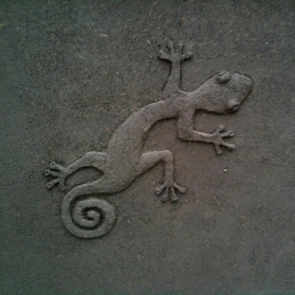 RAB_GALLERY Clay salamander oven decoration